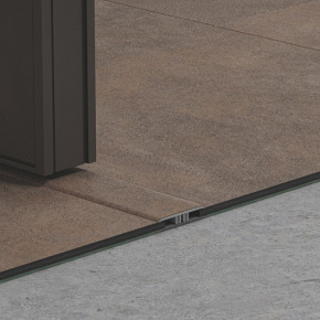 Профиль Incizo Pergo для Vinyl PGVINCP40045 Метал окисленный в интерьере